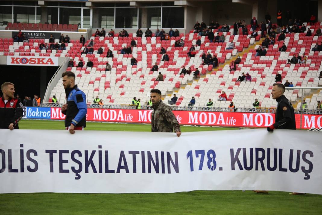 Rıza Çalımbay eşofmanı çıkarıp o üniformayı giydi! Bakın neden... 9